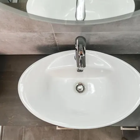 Elegant Decorated House - Free Private Parking! *