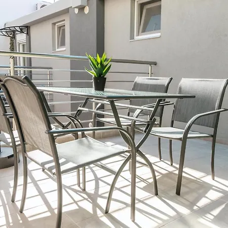 Elegant Decorated House - Free Private Parking! *