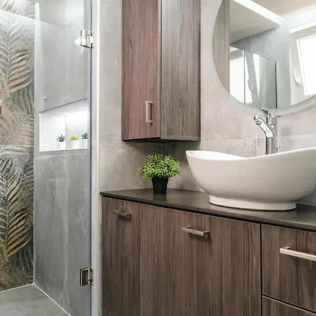 Elegant Decorated House - Free Private Parking!