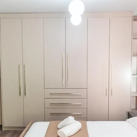 Apartment Elegant Decorated House - Free Private Parking!